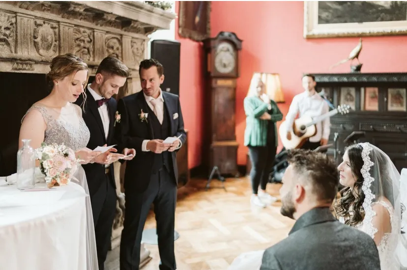 Hochzeitssängerin Leslie bei der Galerieaufnahme.